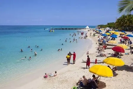 Hospitality Expert Zeppelin - Tour Pool Bar Montego Bay