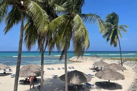 Hospitality Expert Zeppelin - Tour Pool Bar Montego Bay