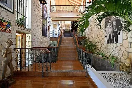 Hospitality Expert Zeppelin - Tour Pool Bar Inn